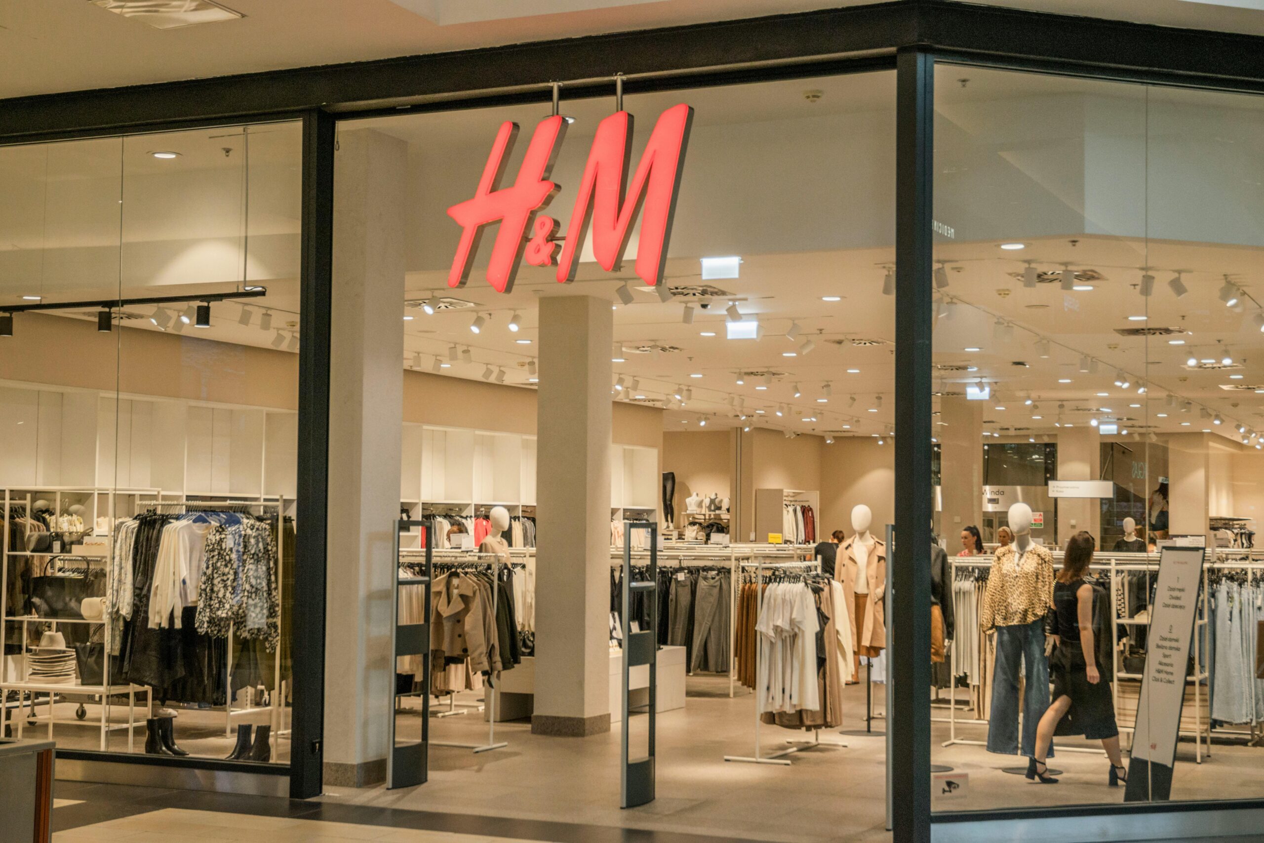 H&M store exterior in a major city shopping district, reflecting the retailer’s improved profitability in the fourth quarter amid cautious consumer demand.
